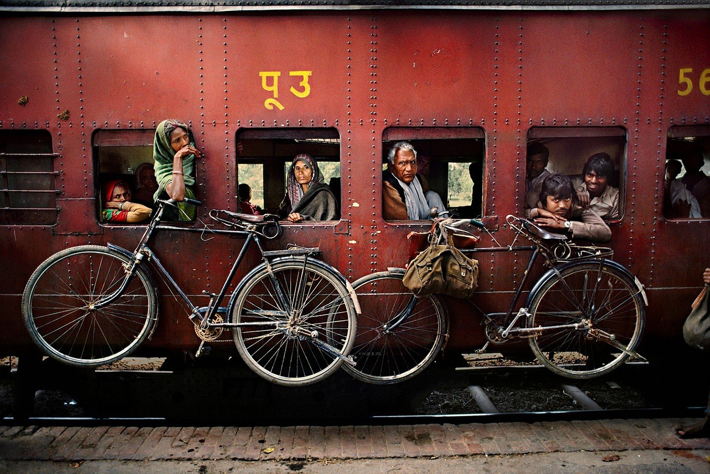 Steve McCurry photograph Bicycles on the side of the train, India 1983