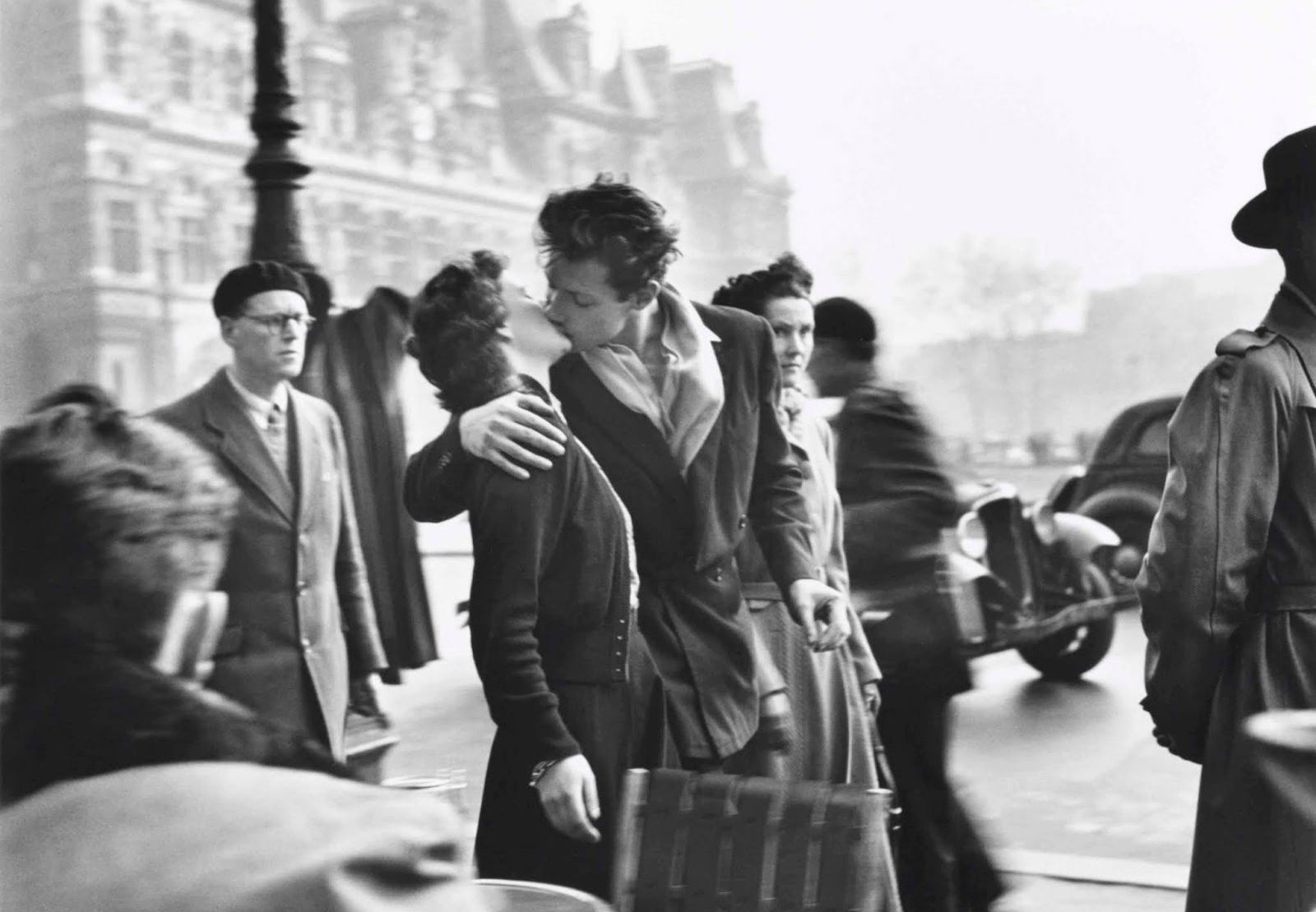 Paris - Black and White Photography by Robert Doisneau - The Kiss