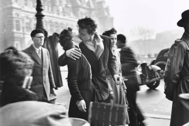 Kiss by the Hôtel de Ville, Paris 1950 © Estate of Robert Doisneau