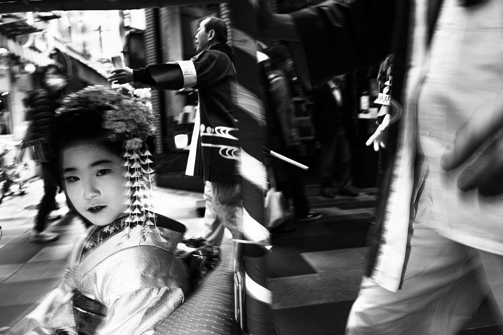 Black and white travel photograph of Daniele Esposito. A woman in the streets of Kyoto, Japan