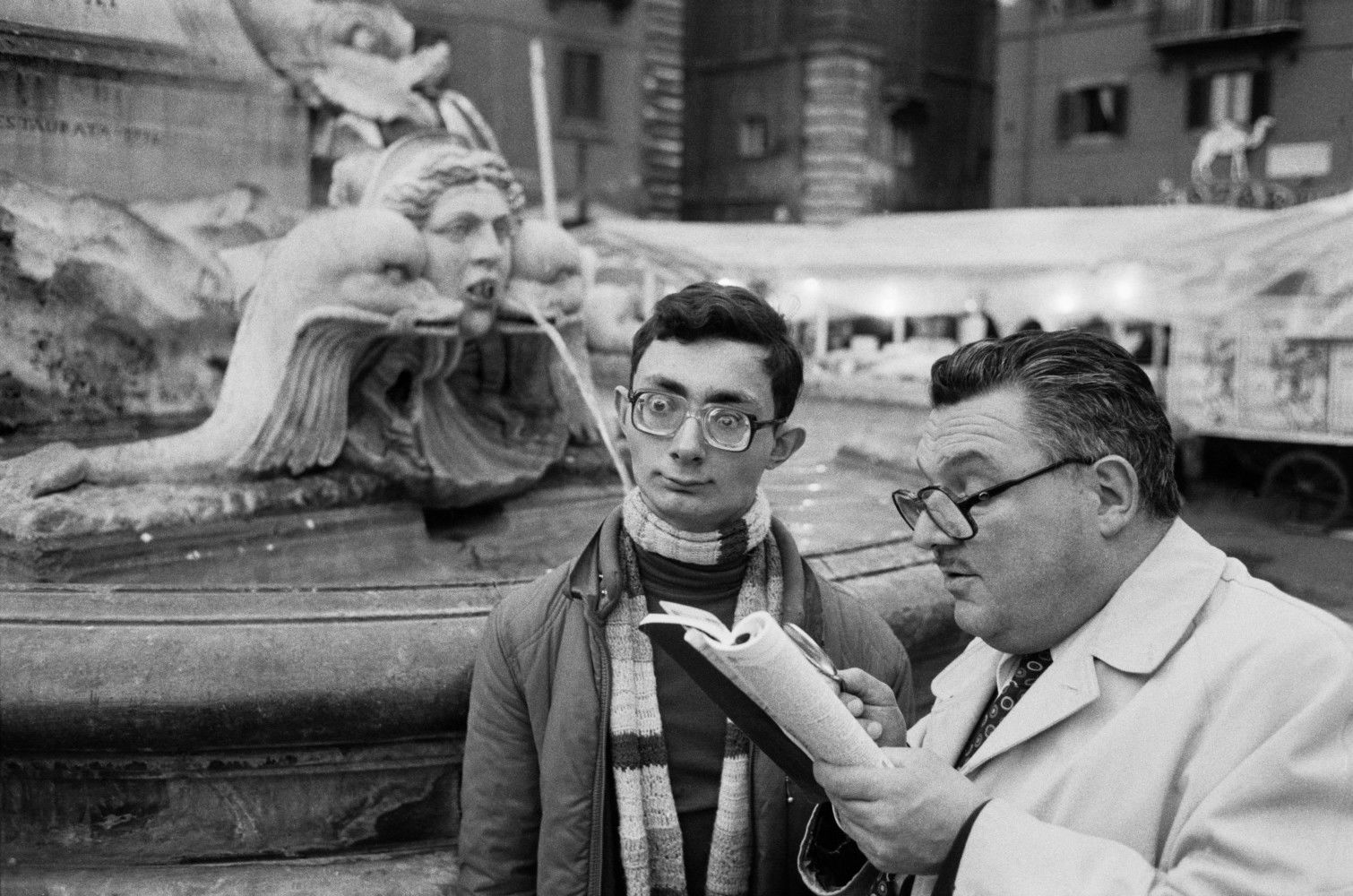 Black and white street photography by Richard Kalvar, two men in Piazza della Rotonda, Rome, Italy