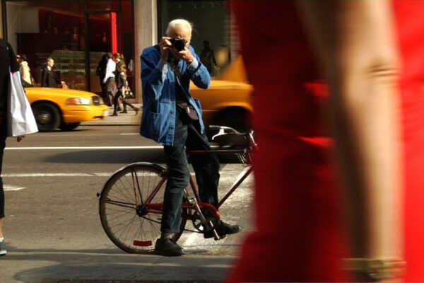 photo of photographer Bill Cunningham in New York city, from documentary Bill Cunningham - New York