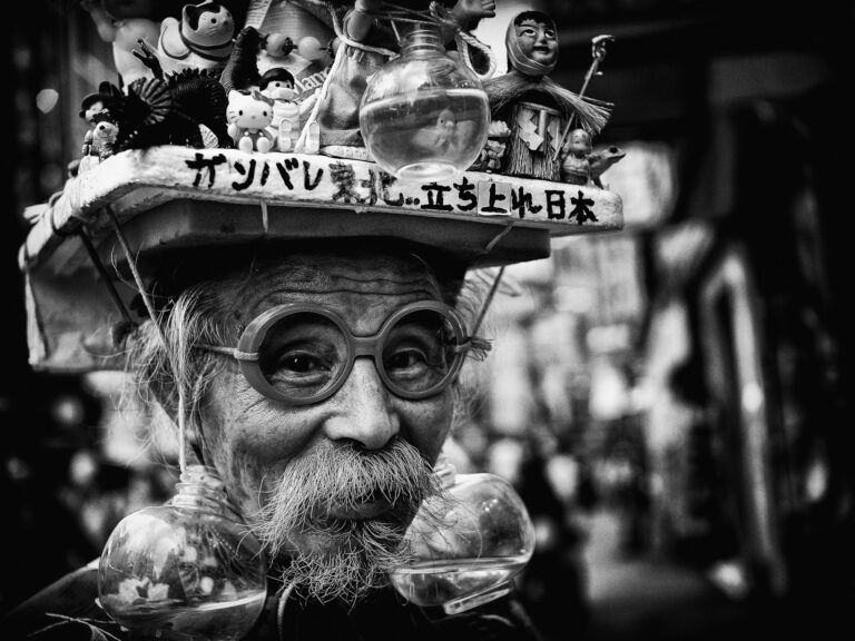 Black and white street photography by Tatsuo Suzuki. Tokyo, Japan