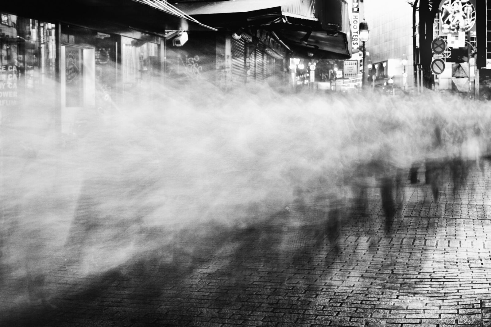 Black and white street photography by Tatsuo Suzuki. Tokyo Japan