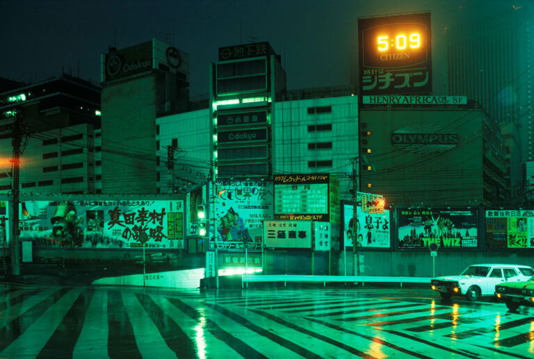 Color photography by Greg Girard, green neon lights on the street, Shinjuku district, Tokyo, Japan, 1979