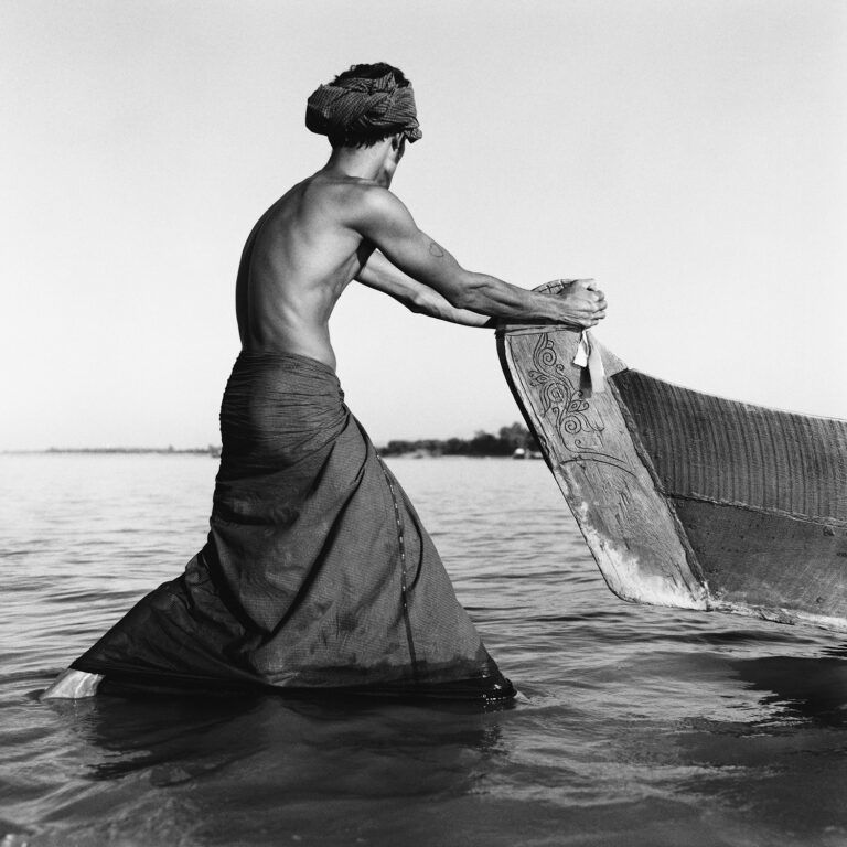 Black & white portrait photography by Monica Denevan, man dragging boat