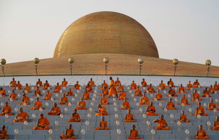 color documentary photo of cerenomy at Wat Dhammakaya, Thailand by Aleksandra Lasota