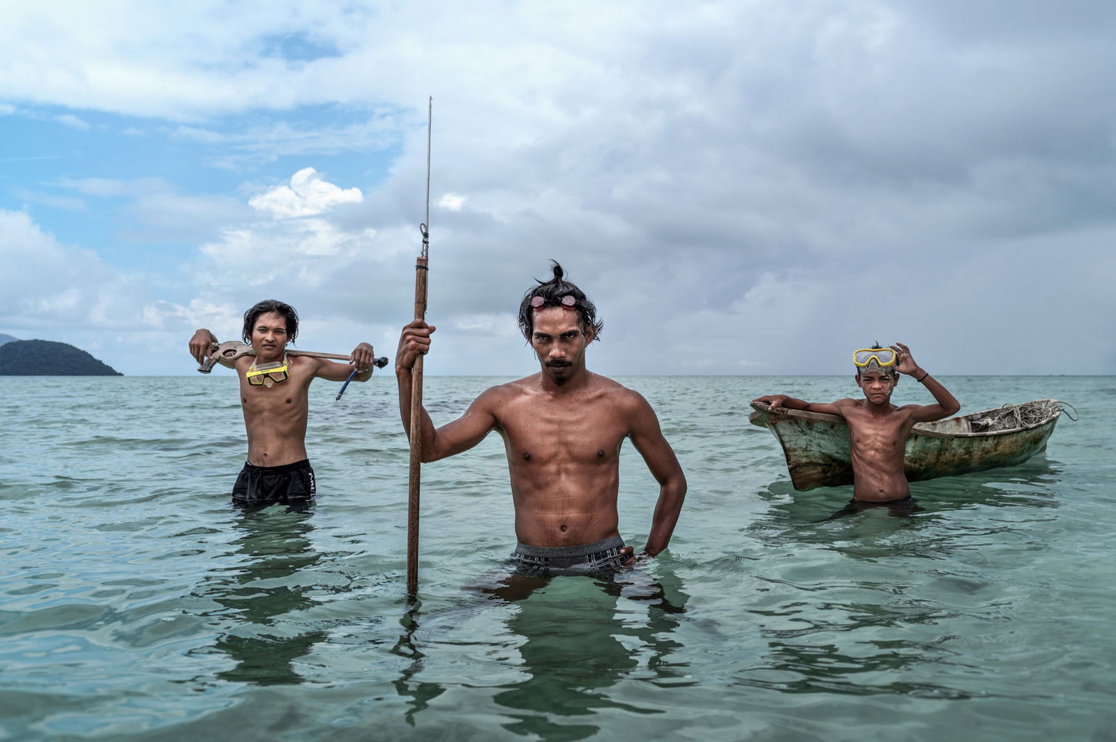 Documentary photography by Jacopo Della Valle. Portrait of three men in the ocean