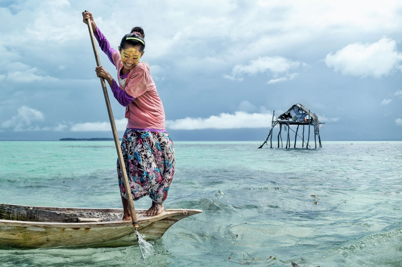 Documentary photography by Jacopo Della Valle. Woman spear fishing.