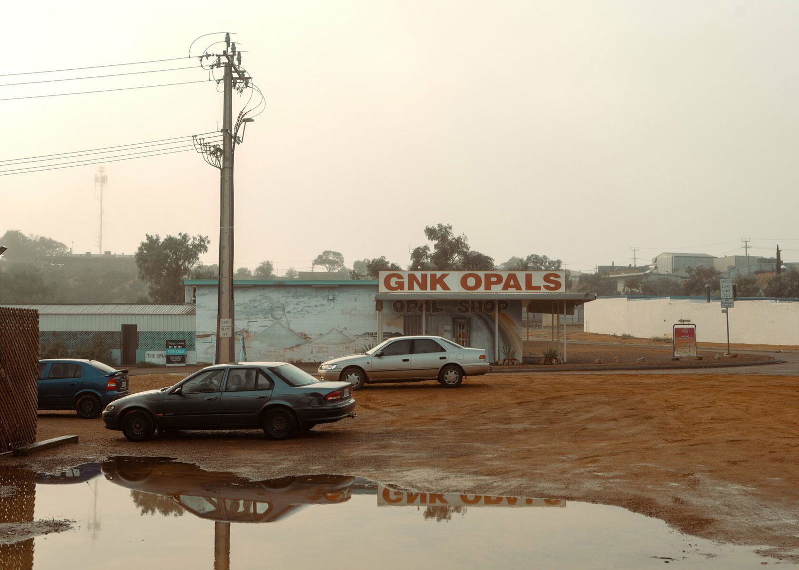 Documentary photography by Mattia Panunzio. Landscape photo of car and shops in Australia