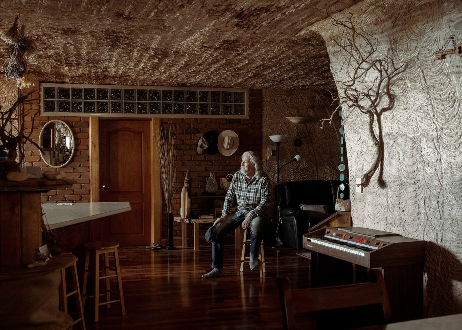 Documentary photography by Mattia Panunzio. Portrait of a man inside a bar