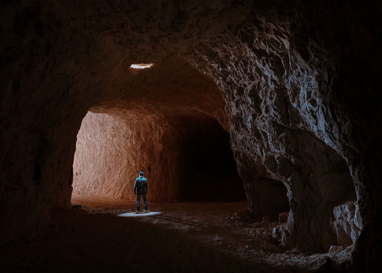 Documentary photography by Mattia Panunzio. Man inside an opal mine