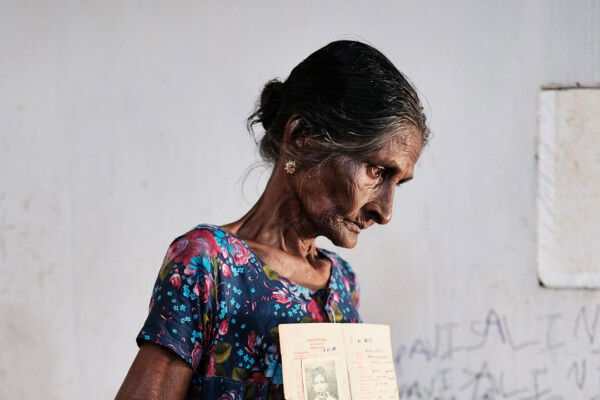 color documentary portrait of Sri lankan woman by Dave Davis