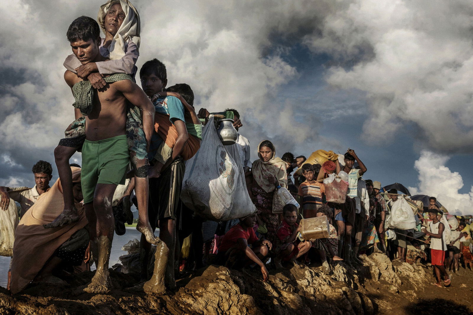 Photo by Paula Bronstein. Line of Rohingya refugees in Burma