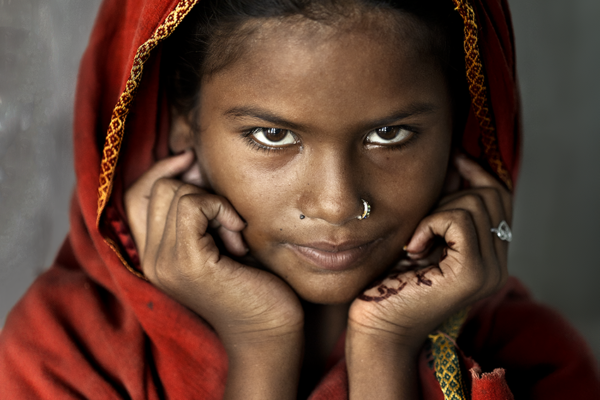 color portrait of young girl in Sarnath, India by Sofia Brogi