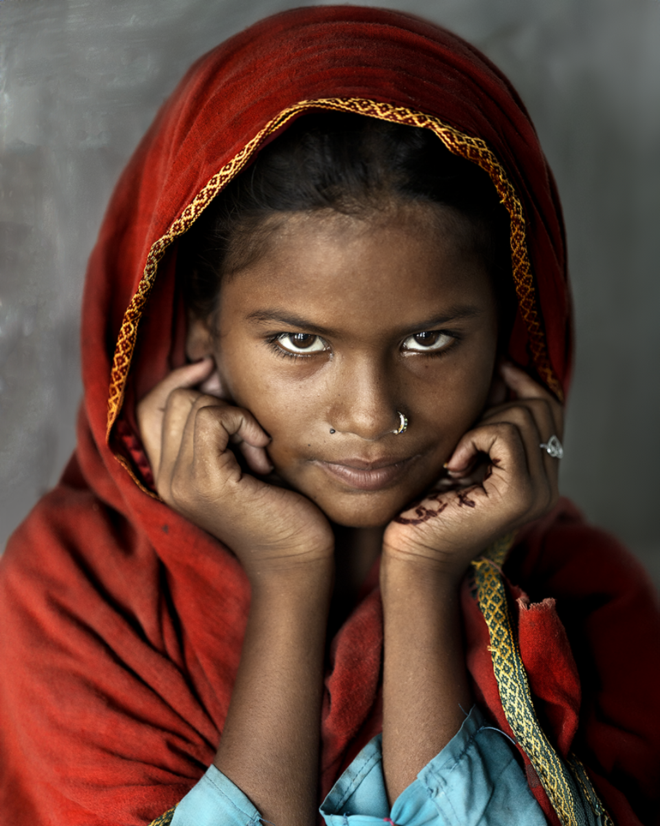 color portrait of young girl in Sarnath, India by Sofia Brogi