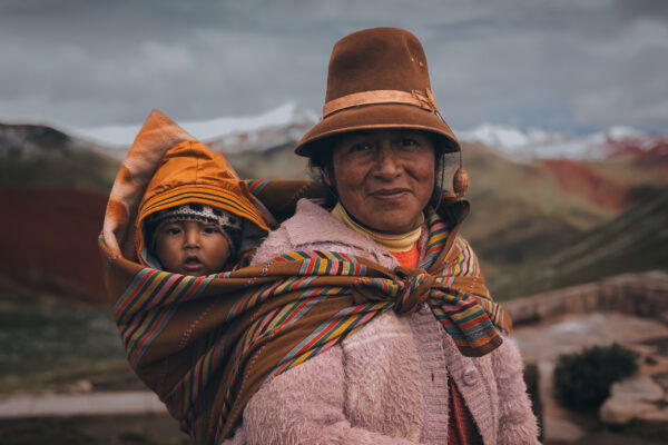 color portrait photo of woman and child in Peruvian Andes by Jimmy Strouse